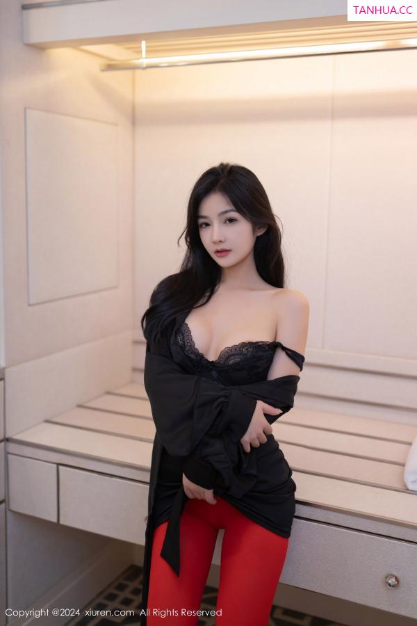   [XiuRen]高清写真图 2024.07.03 No.8801 谭小灵 丝袜美腿第10张图片